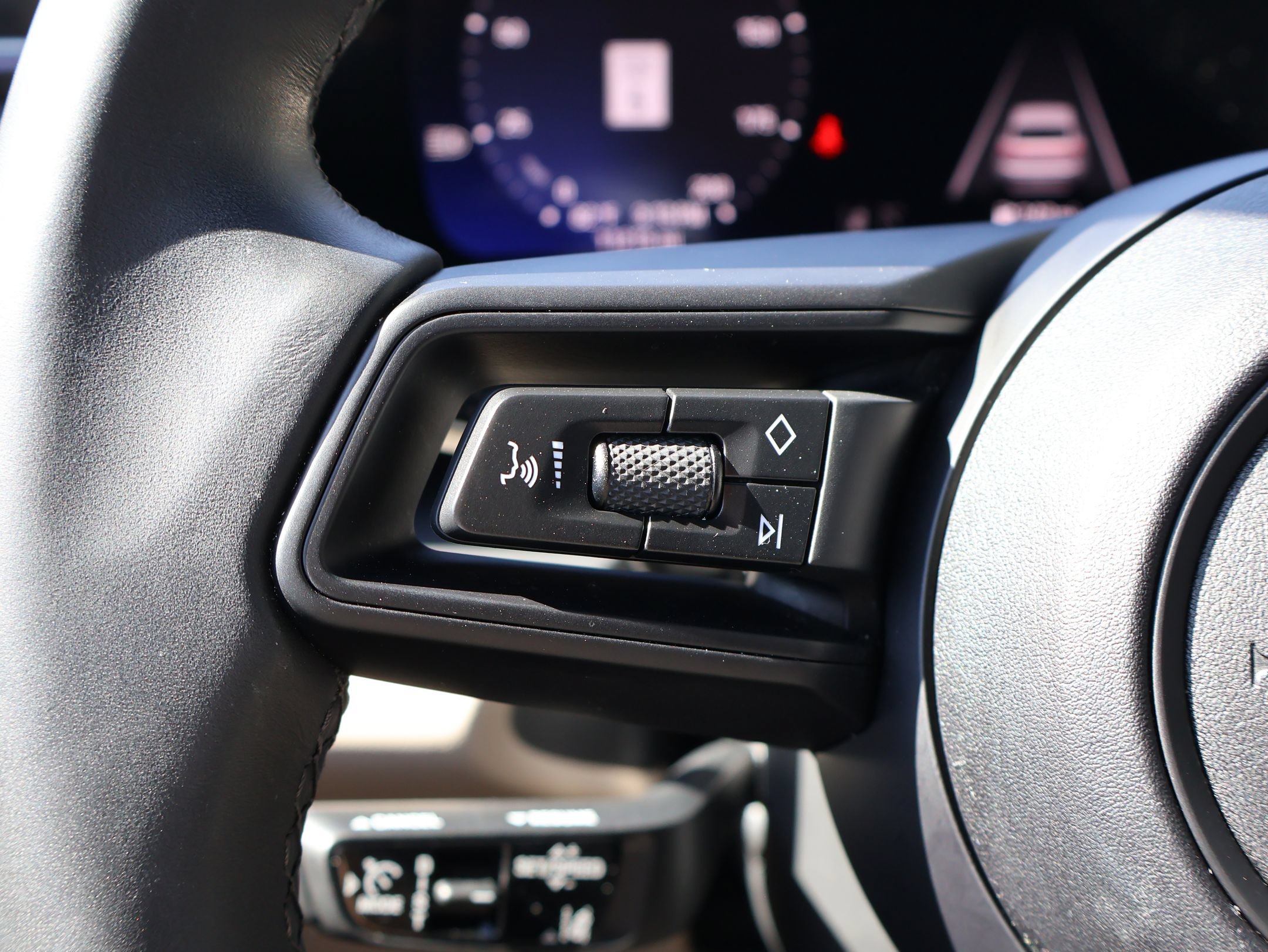 Certified 2025 Porsche Macan 4S Electric AWD/4WD image 18