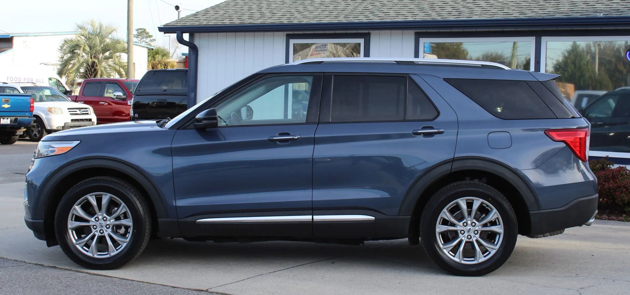 Used 2021 Ford Explorer Limited image 2