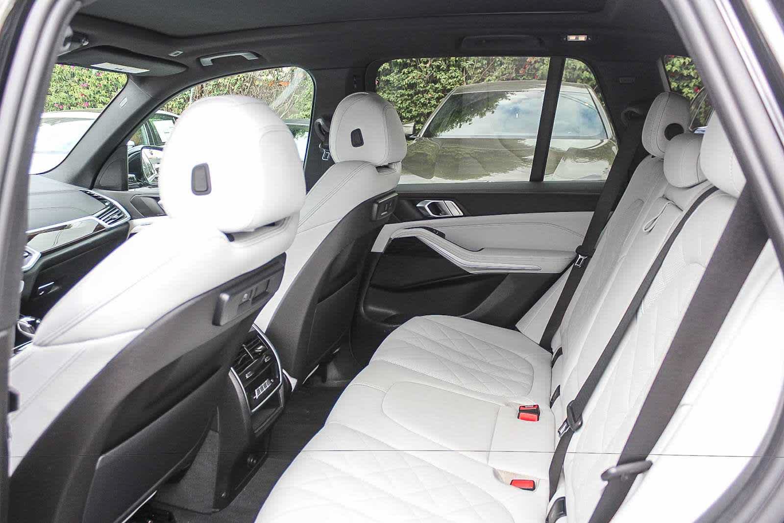 Used 2023 BMW X5 xDrive45e w/ Parking Assistance Package AWD/4WD image 17