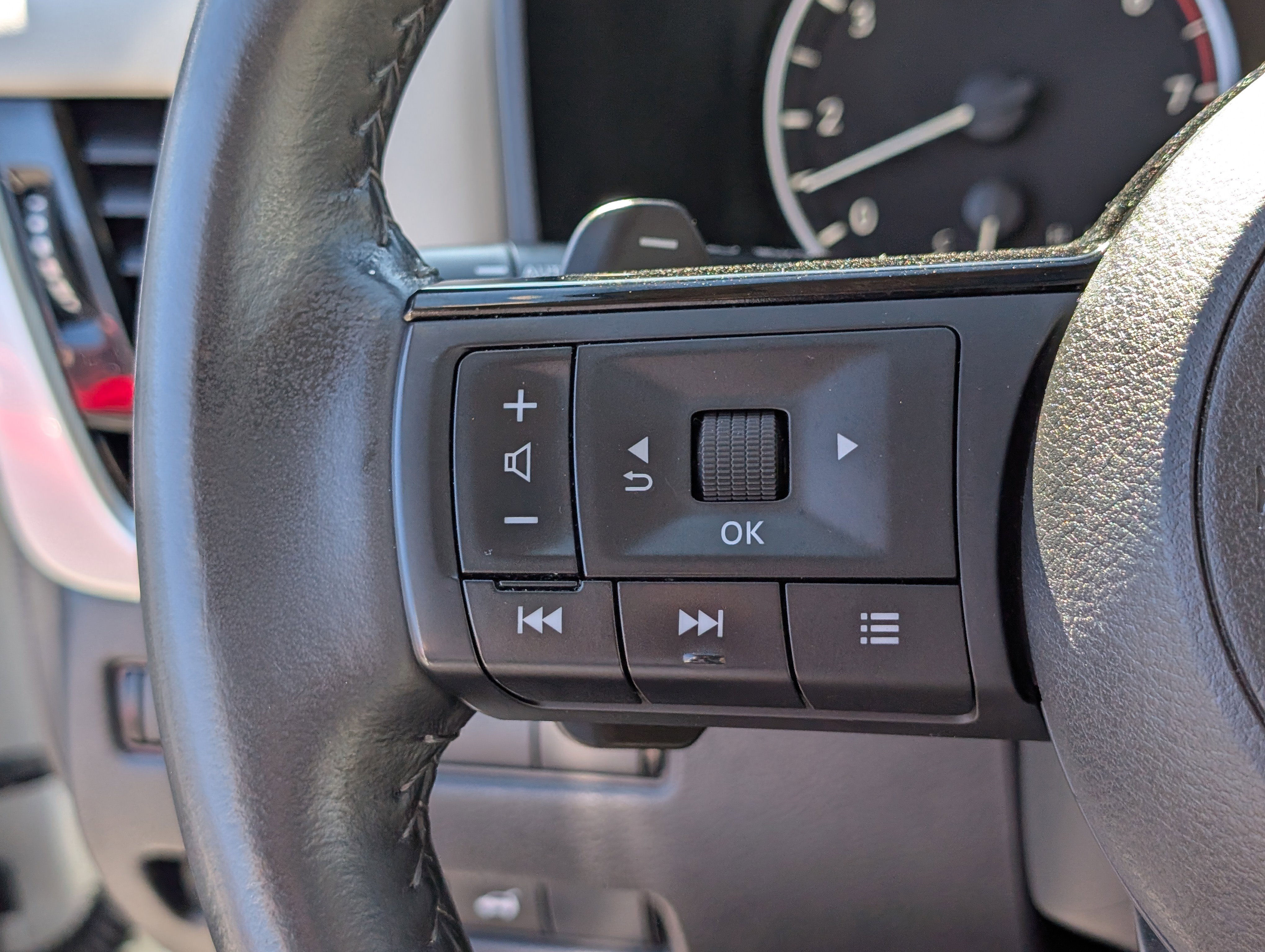 Used 2023 Nissan Rogue SL w/ SL Premium Package image 25