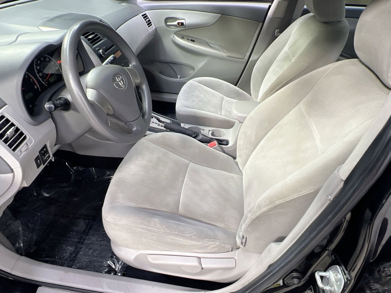 Used 2010 Toyota Corolla LE image 2