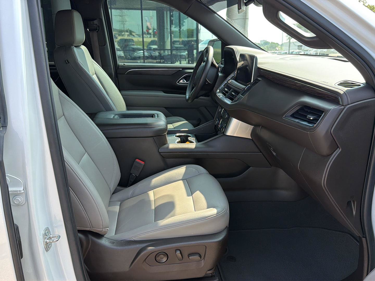 Used 2022 Chevrolet Tahoe Z71 w/ Luxury Package AWD/4WD image 23