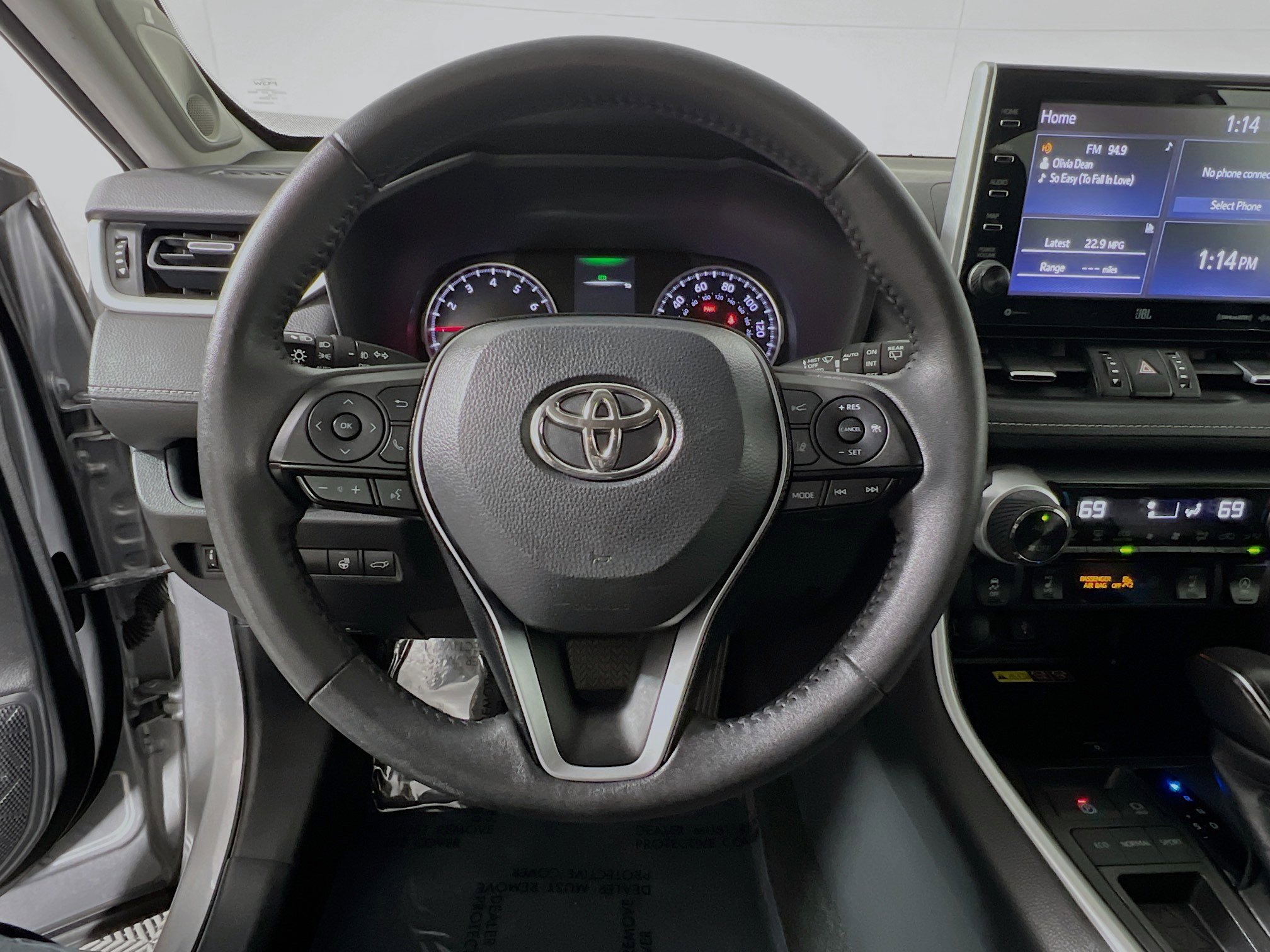 Used 2022 Toyota RAV4 XLE Premium image 18