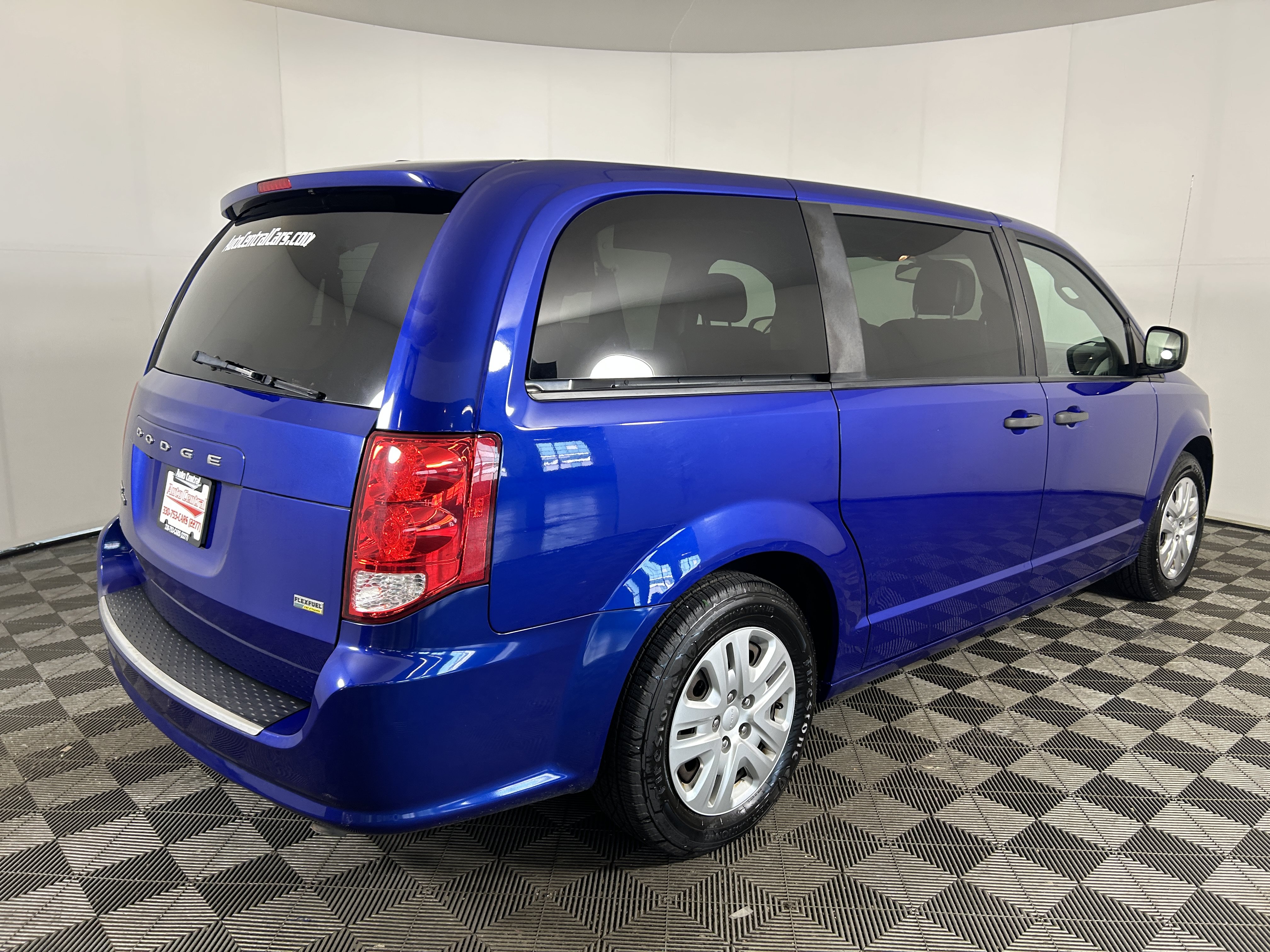 Used 2019 Dodge Grand Caravan SE w/ UConnect Hands-Free Group FWD image 4