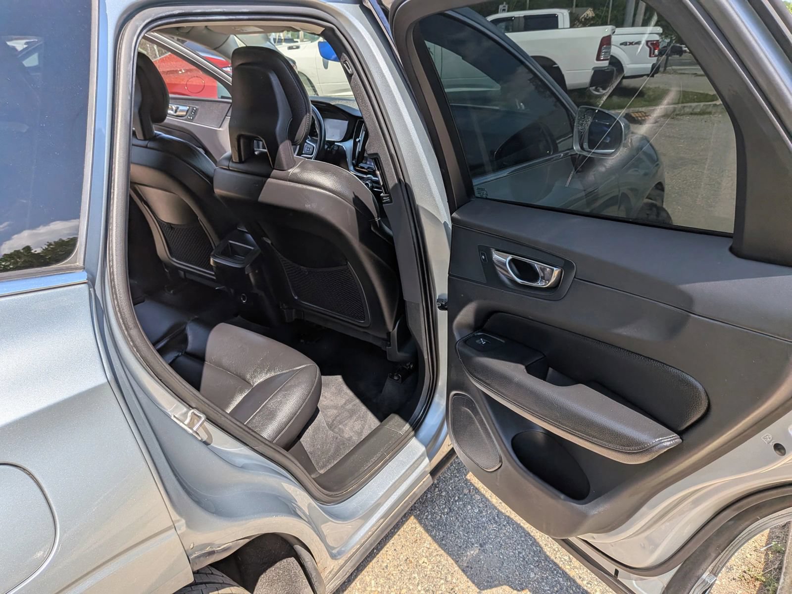 Used 2018 Volvo XC60 T6 Momentum w/ Convenience Package AWD/4WD image 41