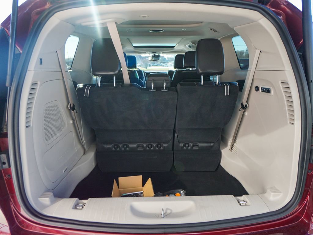 Used 2021 Chrysler Pacifica Limited w/ Uconnect Theater Family Group image 10