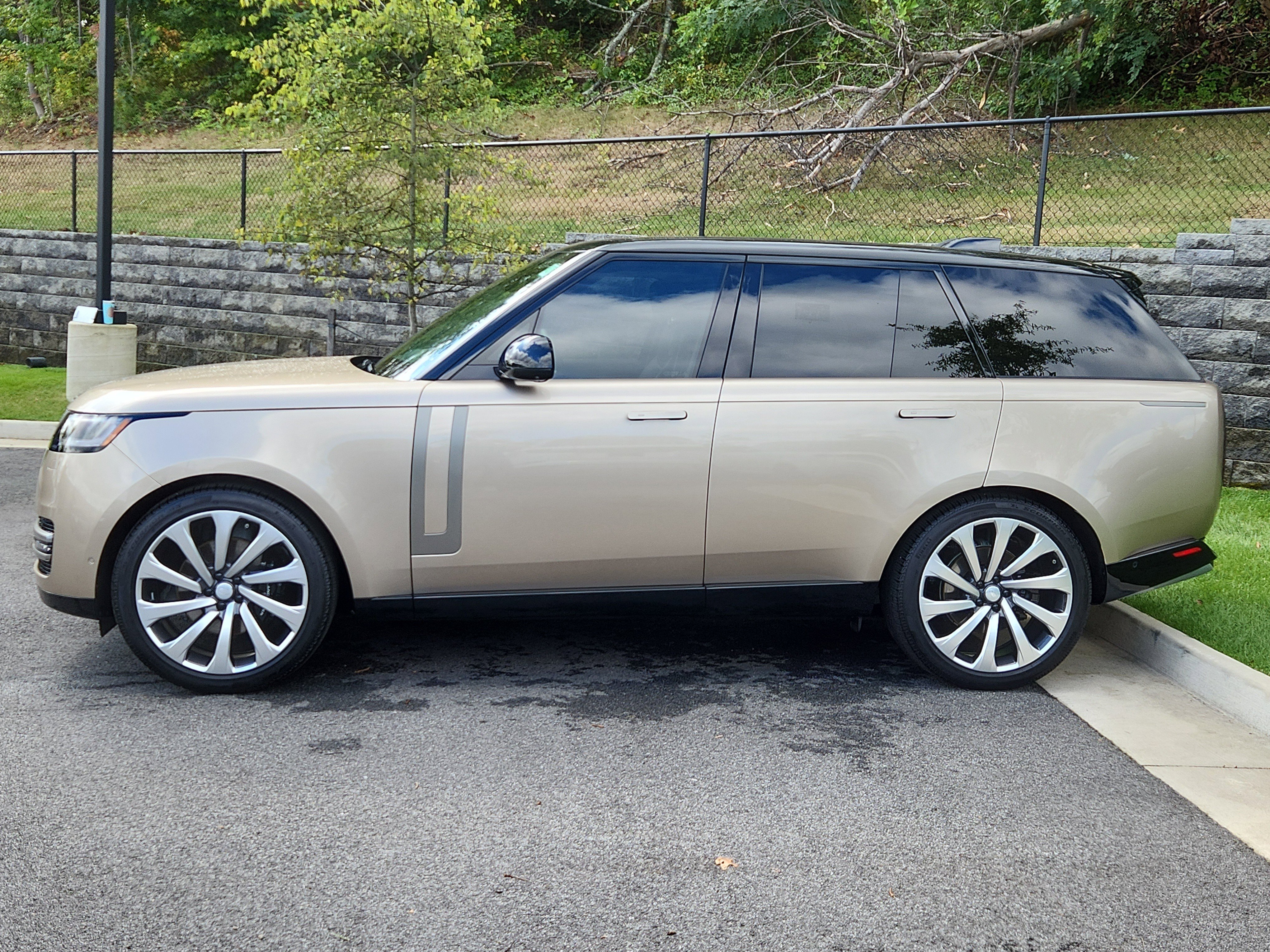 Used 2025 Land Rover Range Rover SE image 6