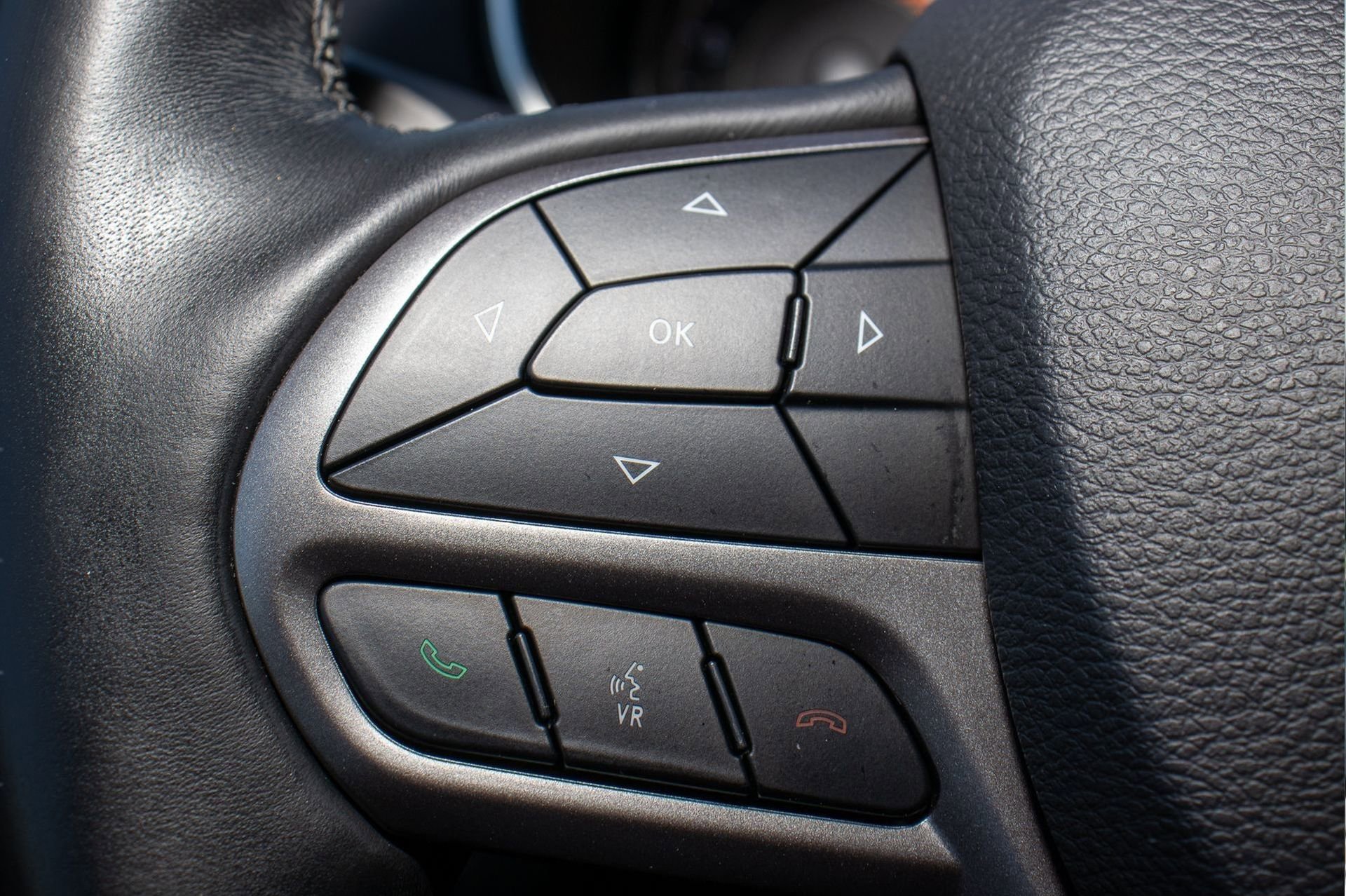 Used 2019 Jeep Cherokee Latitude Plus w/ Comfort/Convenience Group image 30