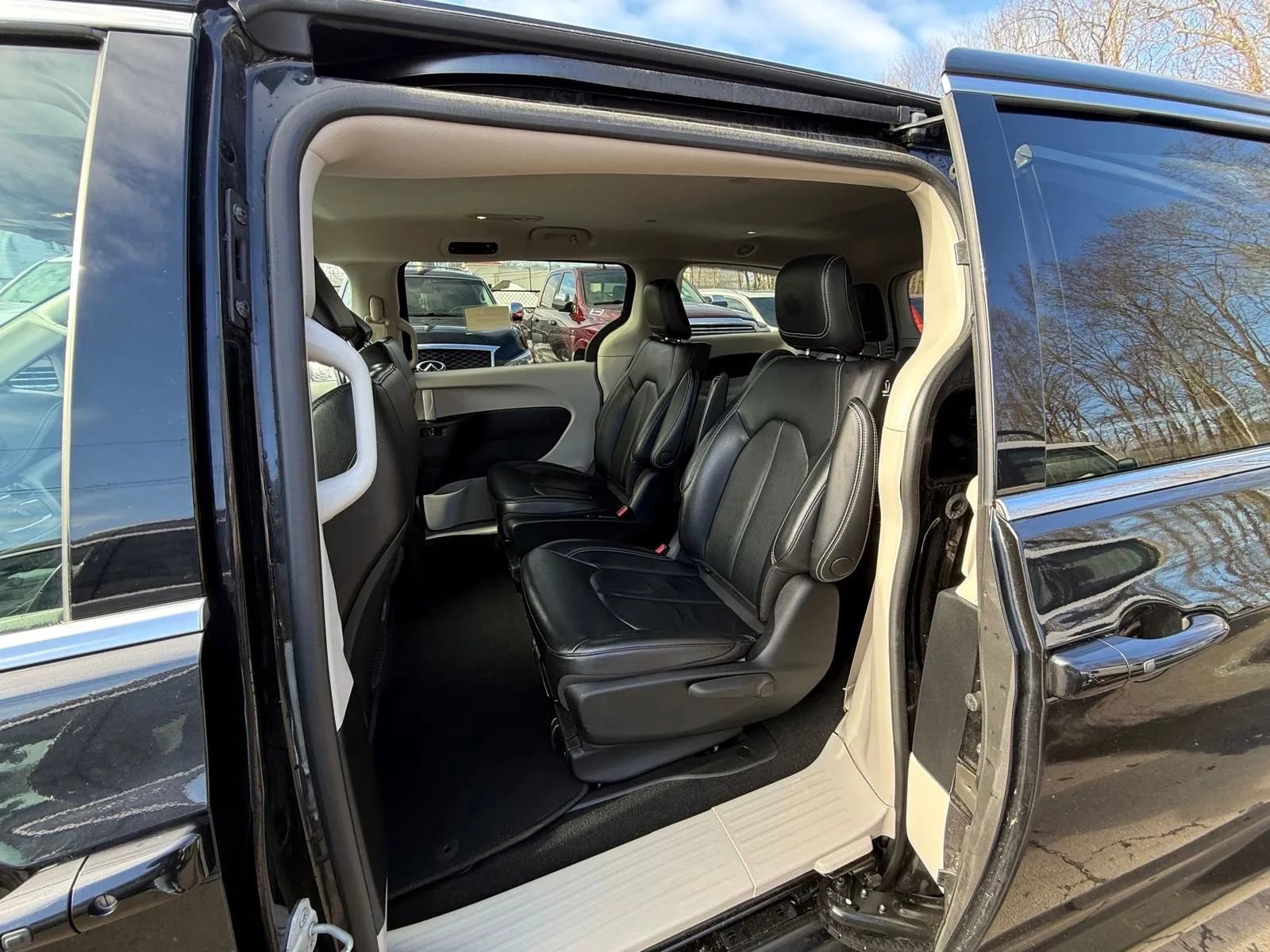 Used 2022 Chrysler Pacifica Touring-L image 11