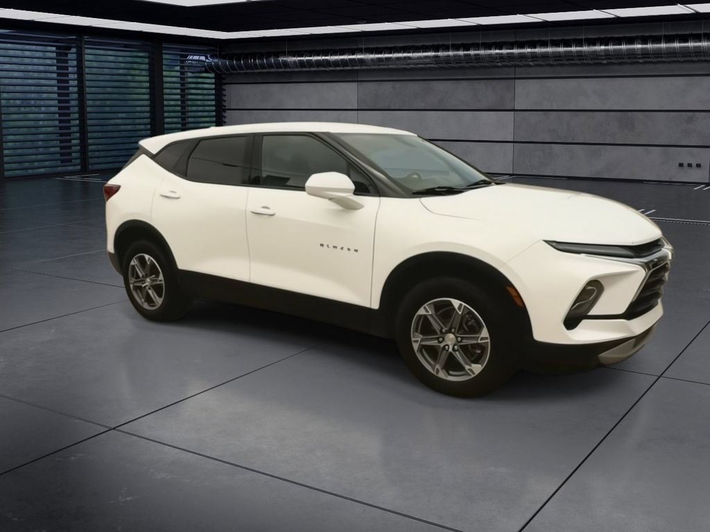 Used 2023 Chevrolet Blazer LT w/ Driver Confidence Package FWD image 2