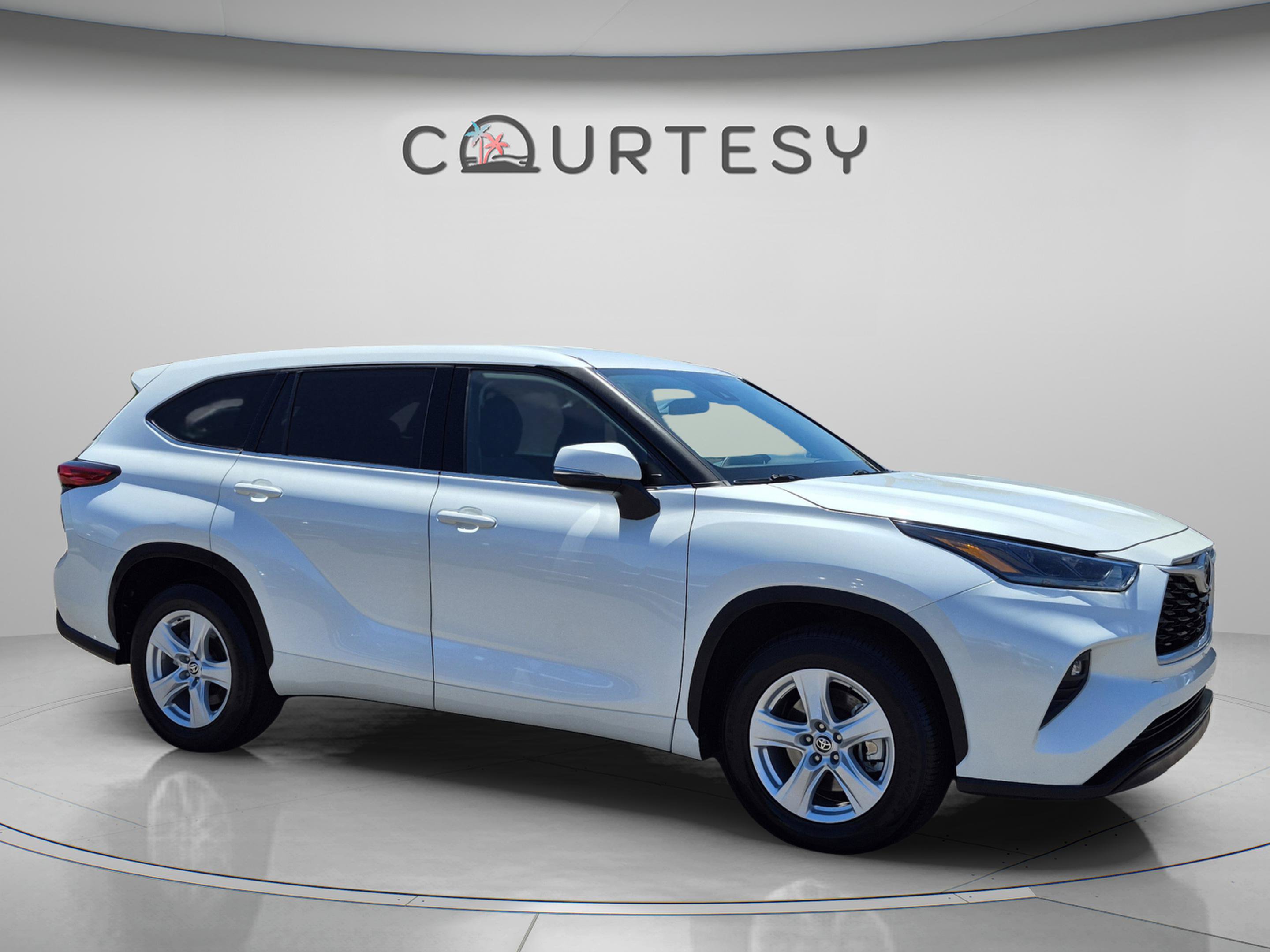 Used 2021 Toyota Highlander LE FWD image 7