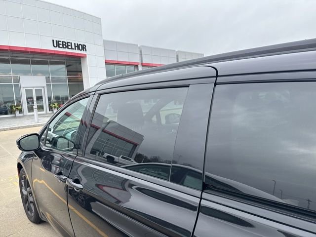 Used 2025 Chrysler Pacifica Limited image 29