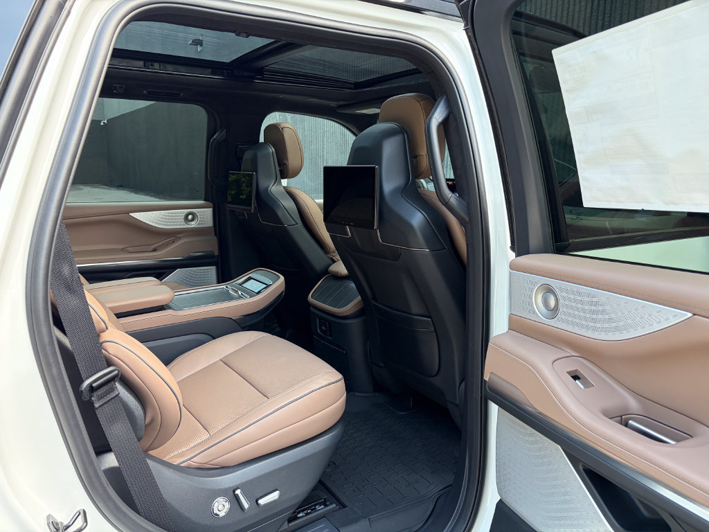 New 2027 Lincoln Navigator Black Label AWD/4WD image 32