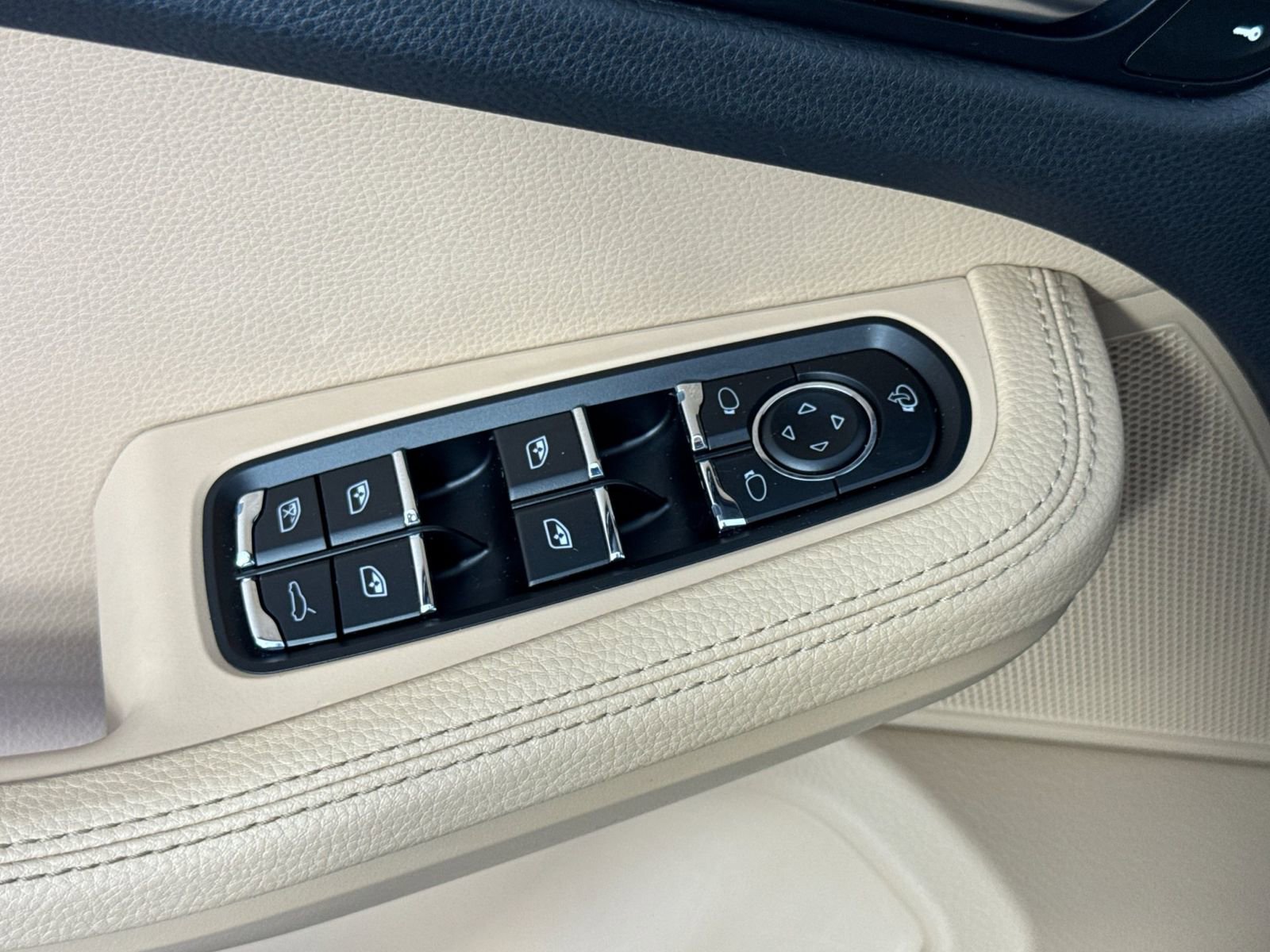 Certified 2023 Porsche Macan image 13