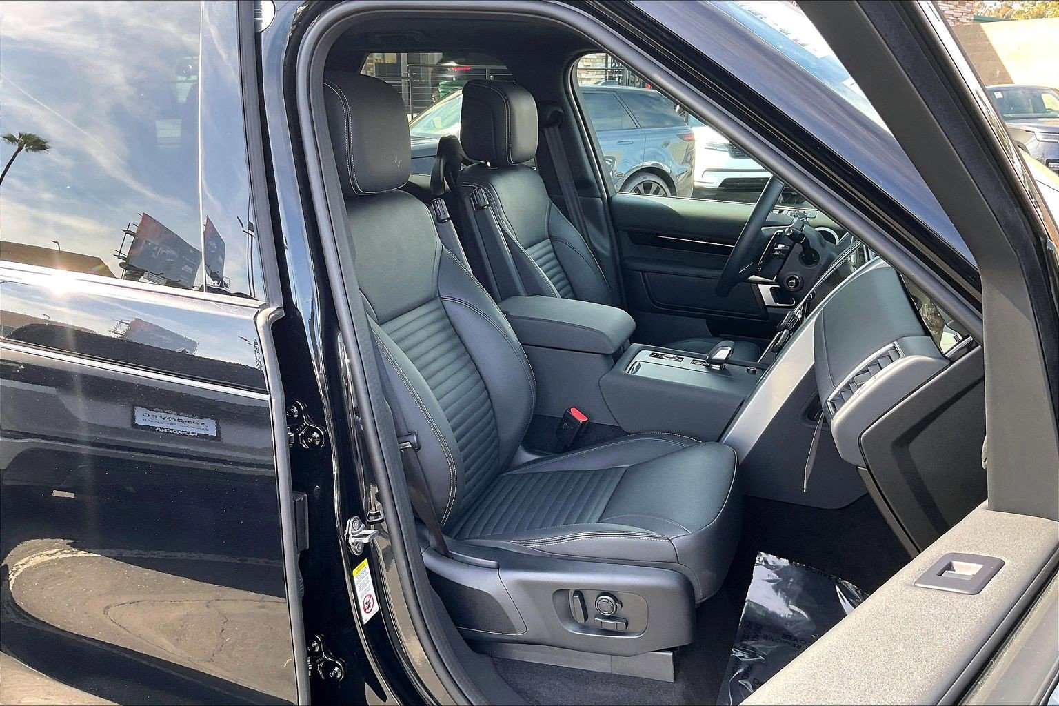 Certified 2025 Land Rover Discovery S image 7