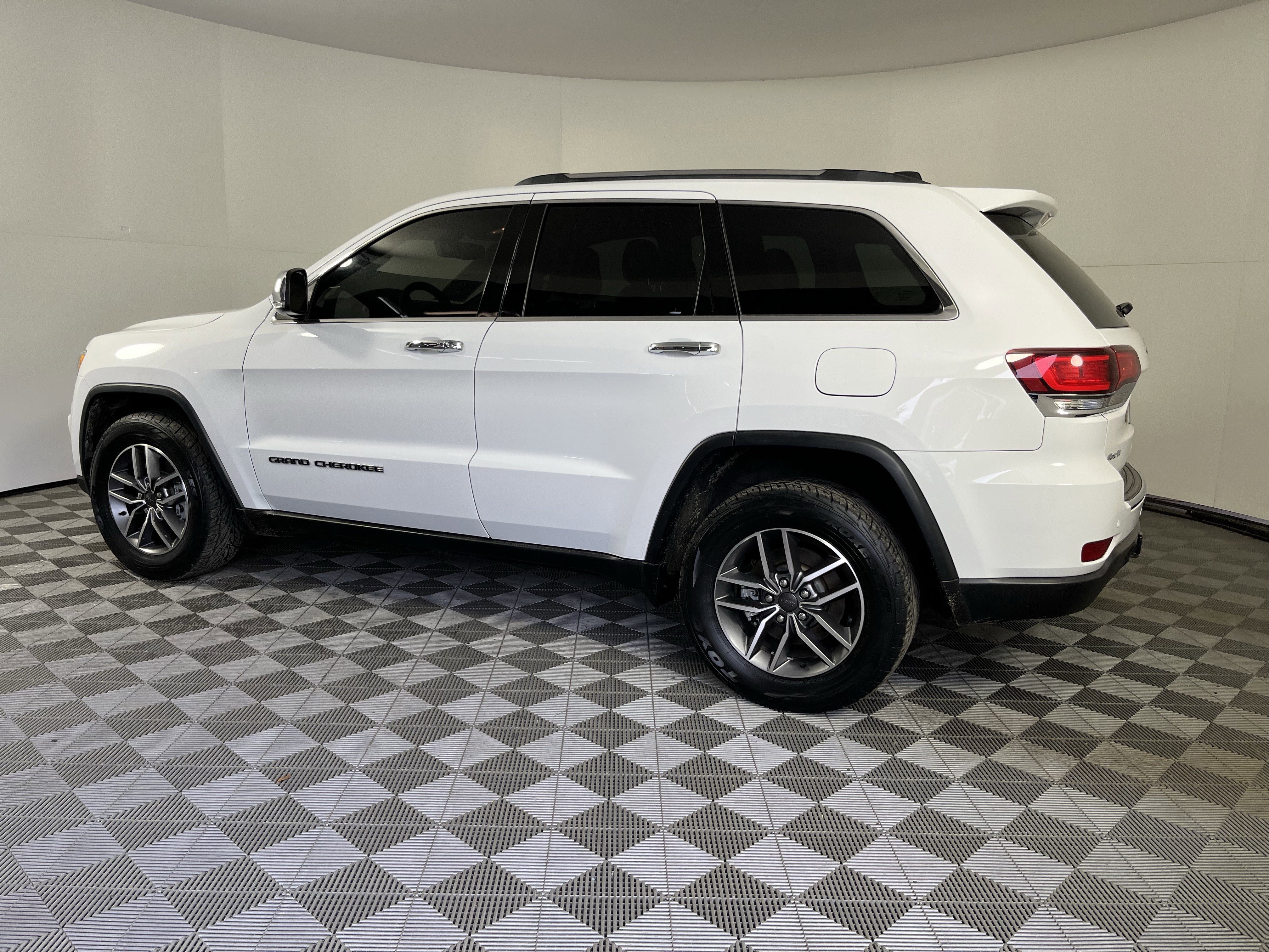 Used 2021 Jeep Grand Cherokee Limited w/ Luxury Group II AWD/4WD image 2