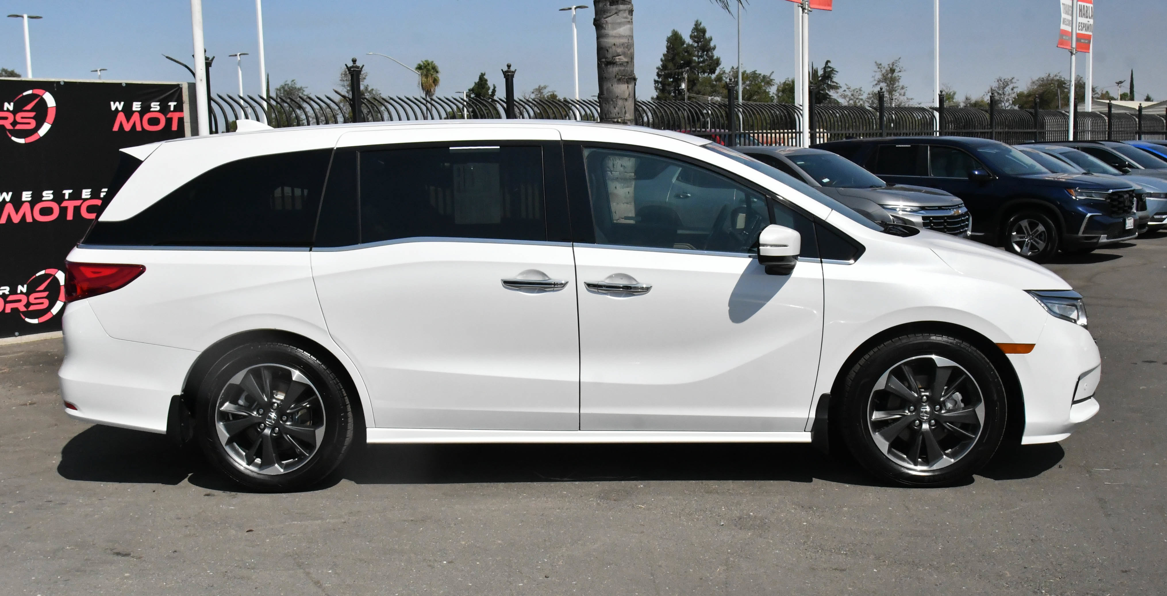 Used 2023 Honda Odyssey Elite image 9