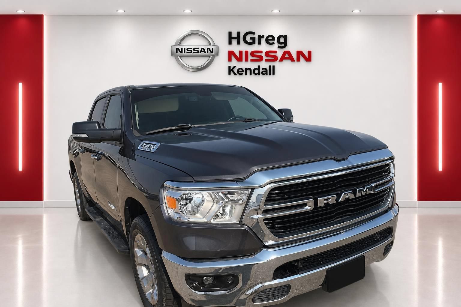 Used 2020 RAM 1500 4x4 Crew Cab image 3