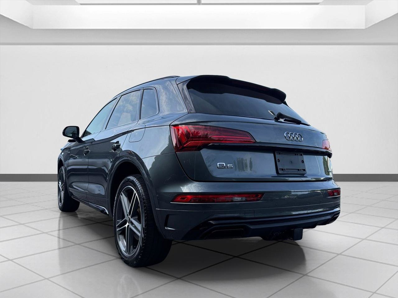 Used 2022 Audi Q5 e Premium Plus w/ Premium Plus Package AWD/4WD image 3