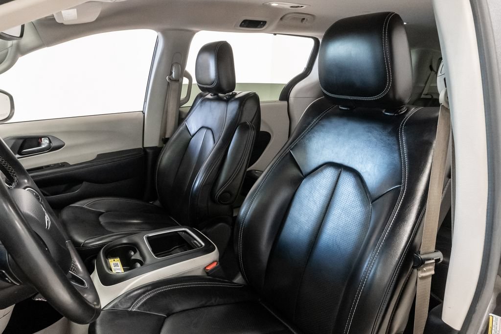 Used 2023 Chrysler Pacifica Touring-L FWD image 9