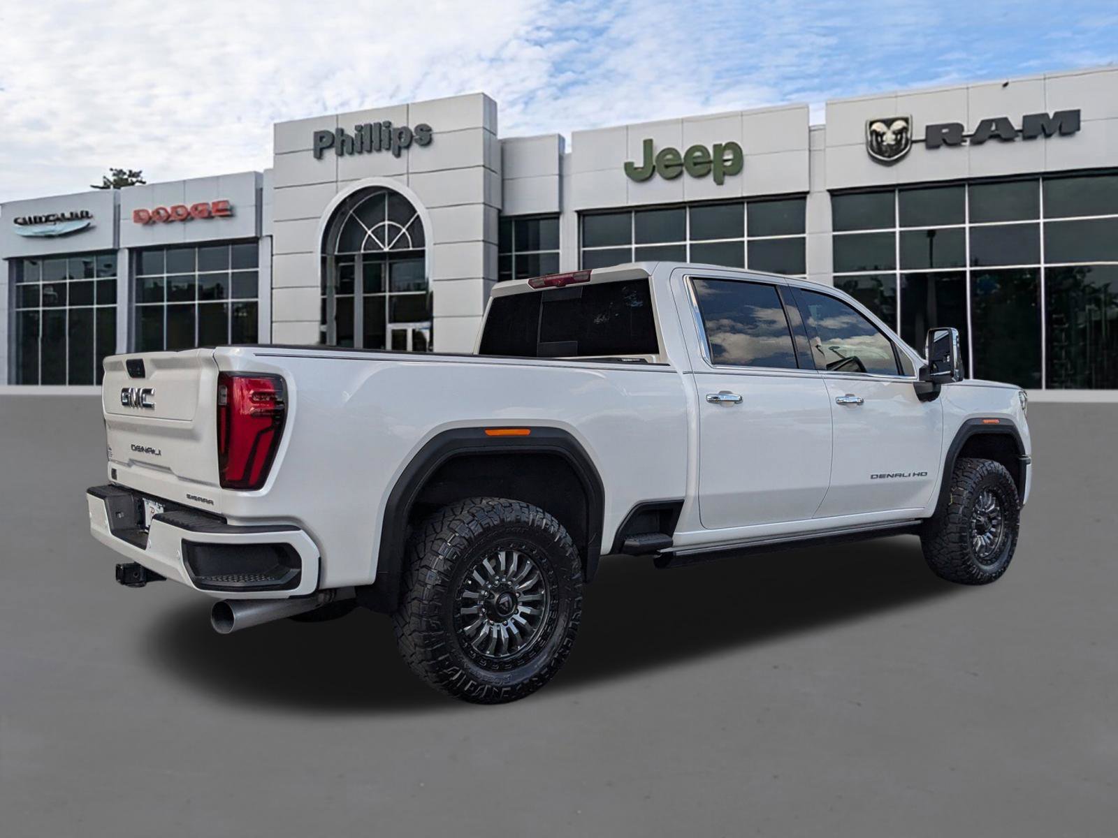 Used 2025 GMC Sierra 2500 Denali Ultimate image 3