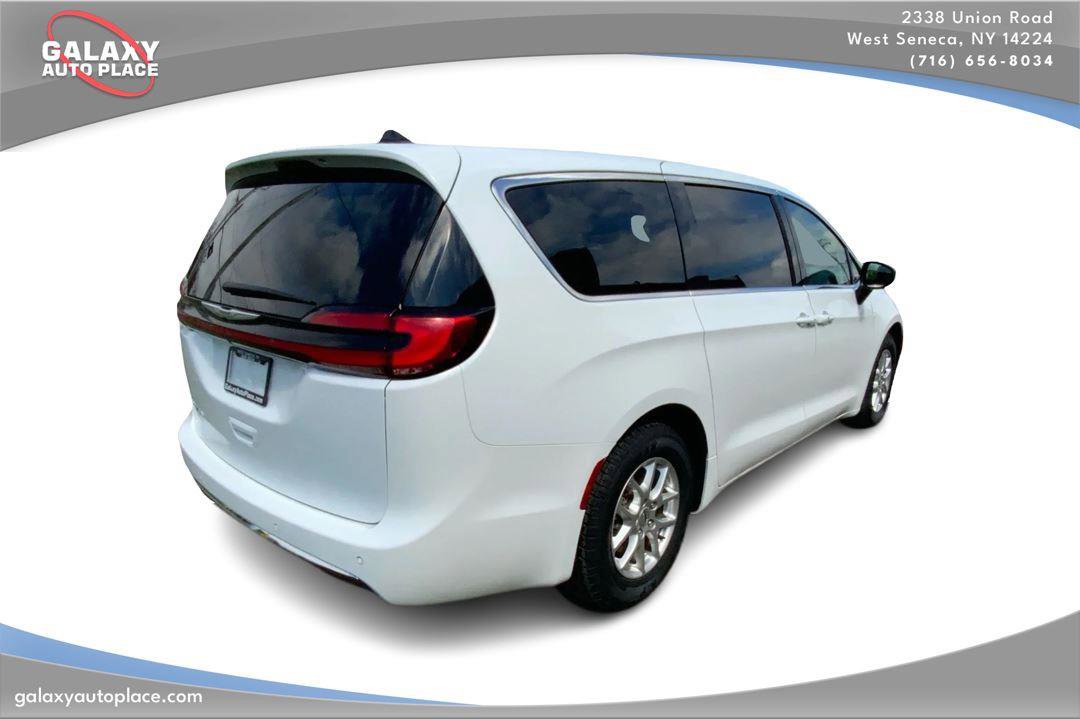 Used 2023 Chrysler Pacifica Touring-L FWD image 5