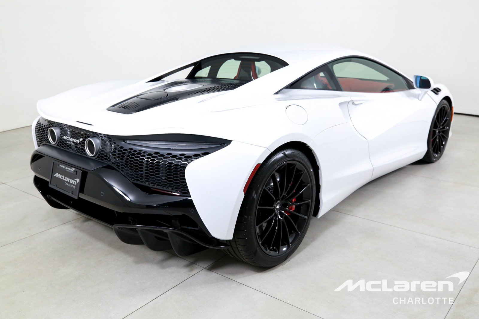 Used 2025 McLaren Artura RWD image 9