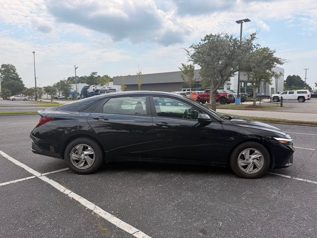 Used 2026 Hyundai Elantra SE FWD image 5