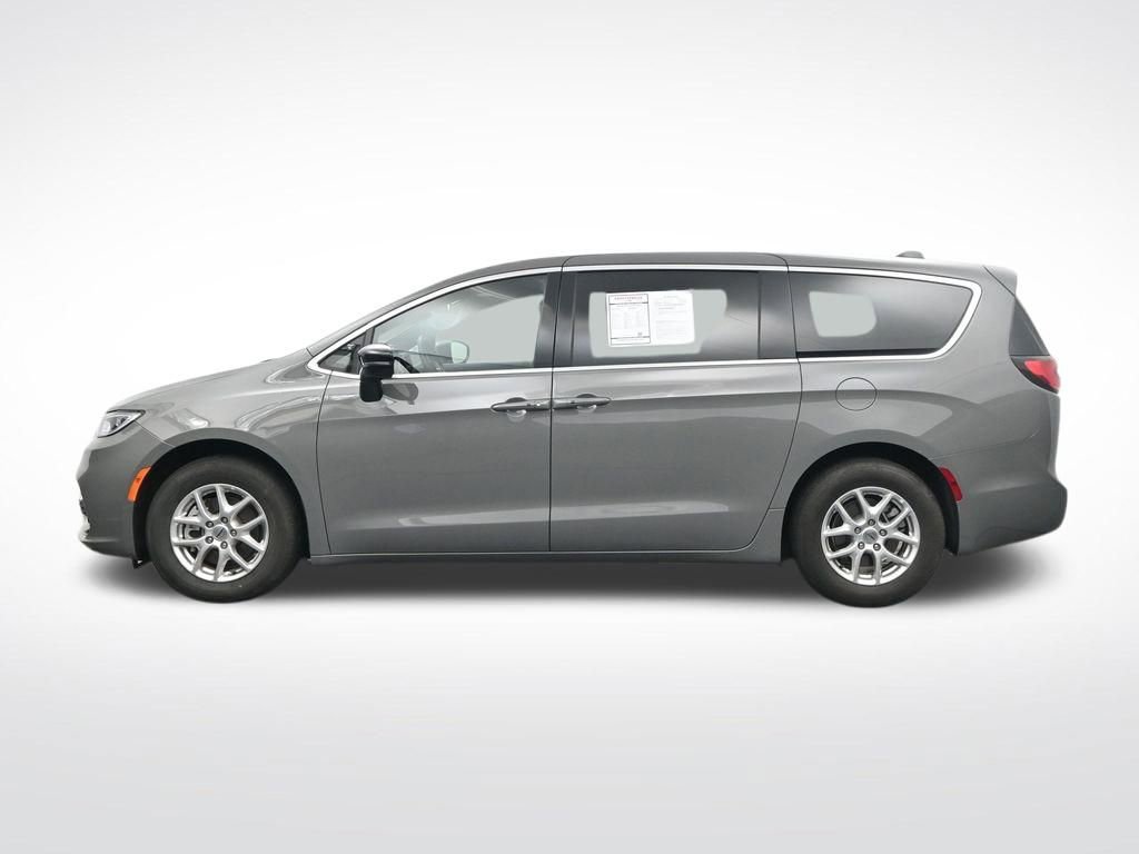 Used 2025 Chrysler Pacifica Select image 10