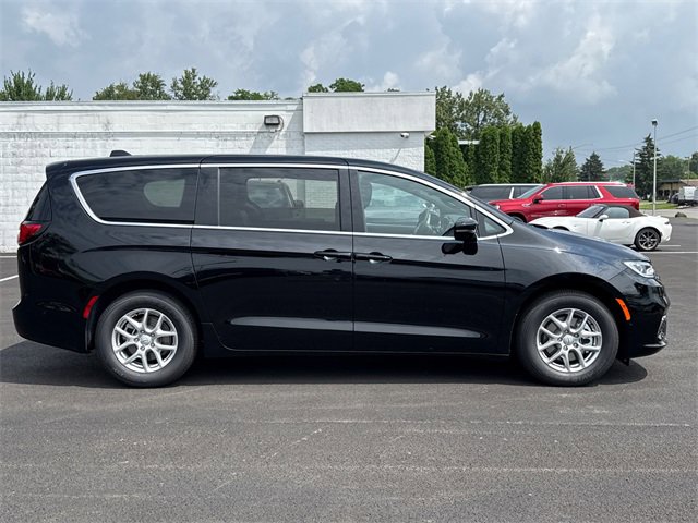New 2025 Chrysler Pacifica Select image 6