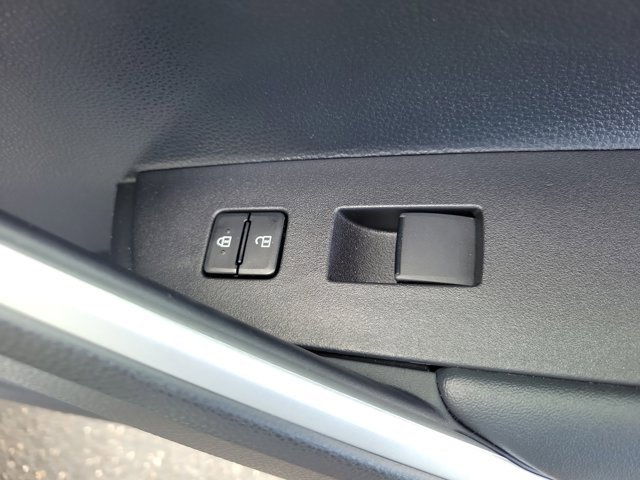 Used 2025 Toyota Corolla Cross L image 9