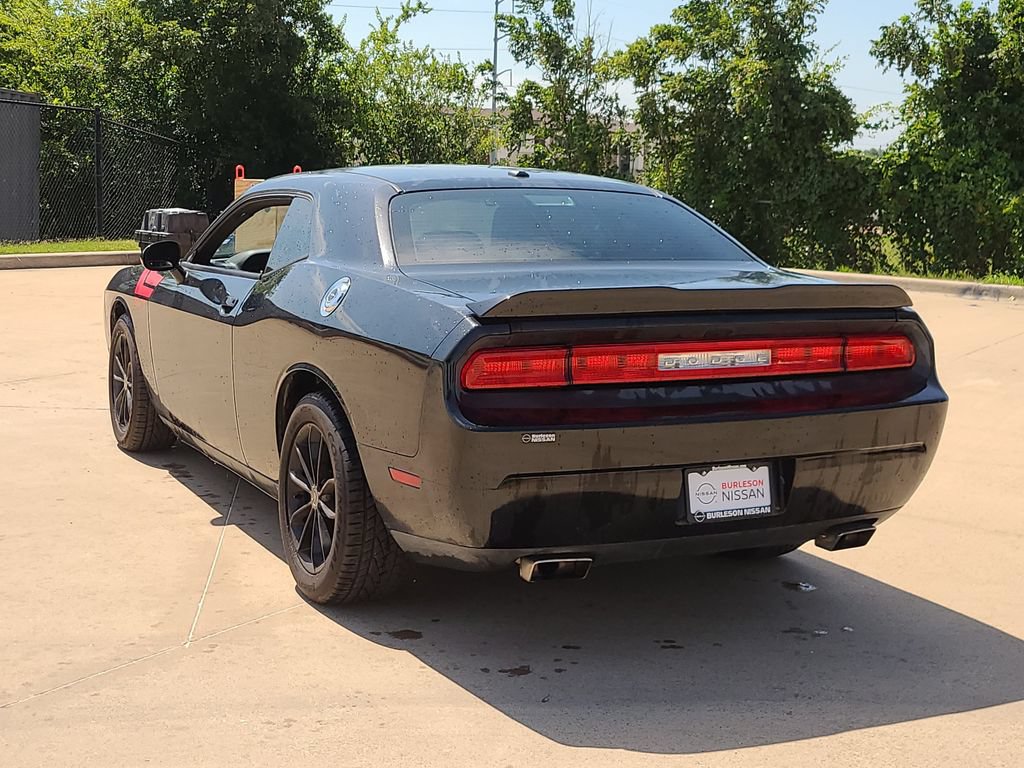 Used 2014 Dodge Challenger R/T RWD image 2