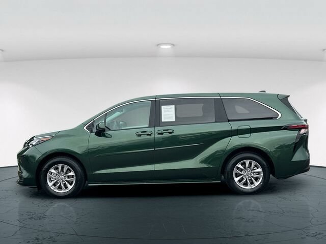 Used 2024 Toyota Sienna LE AWD/4WD image 3