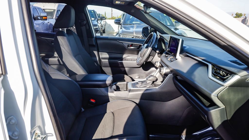 Used 2024 Toyota RAV4 SE image 18