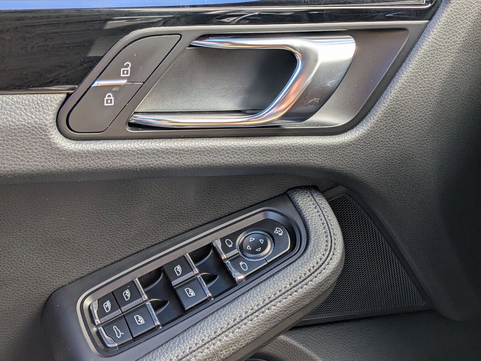 Certified 2023 Porsche Macan AWD/4WD image 14