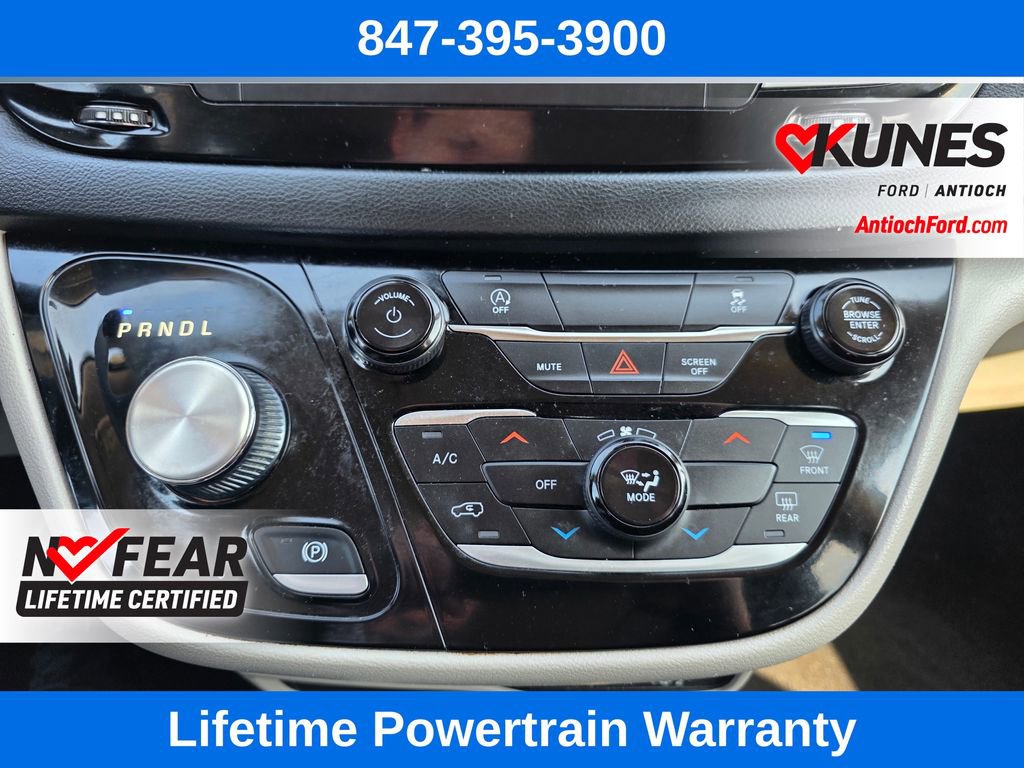 Used 2022 Chrysler Voyager LX image 47