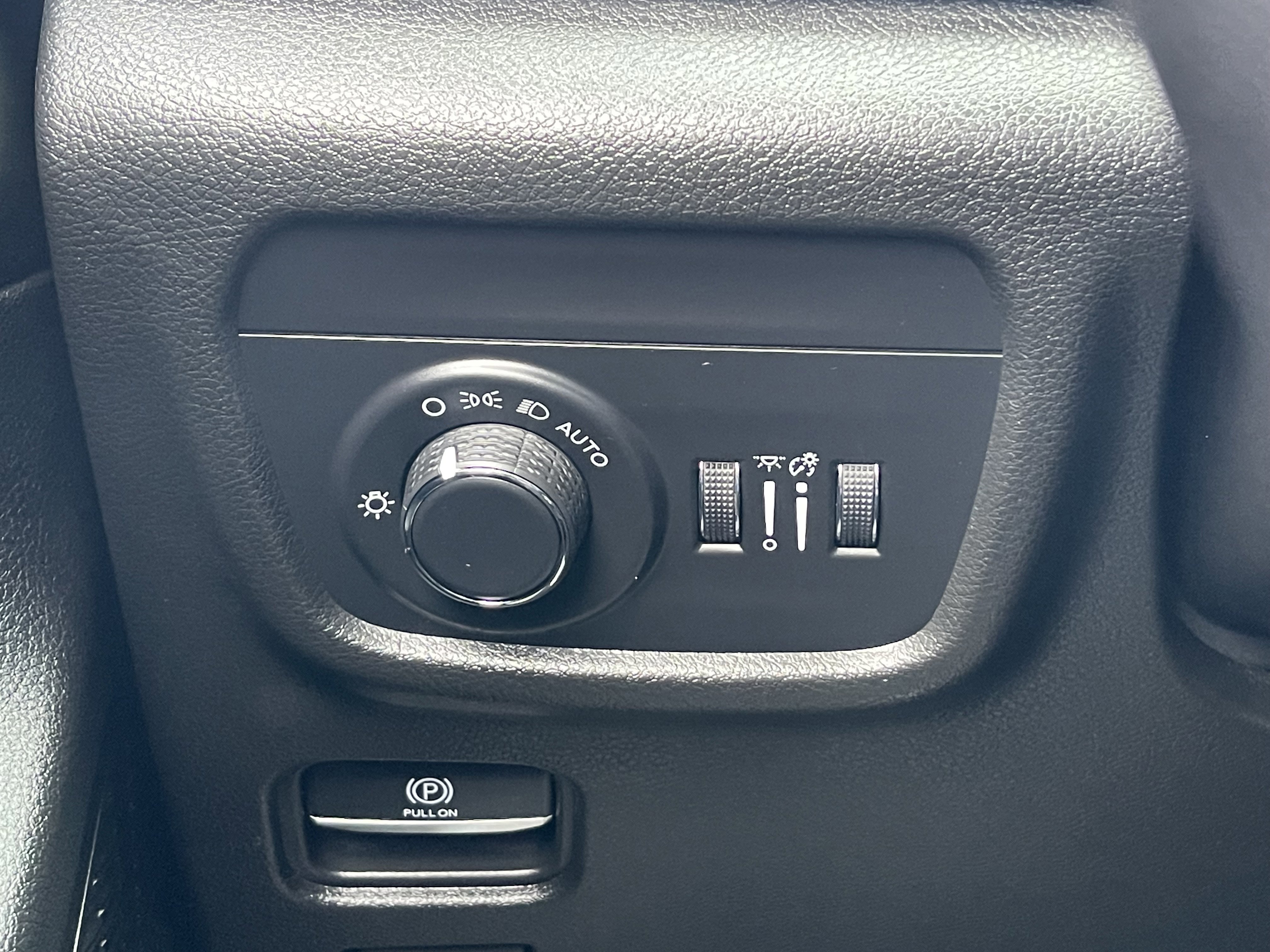 New 2025 Jeep Grand Cherokee Altitude image 40