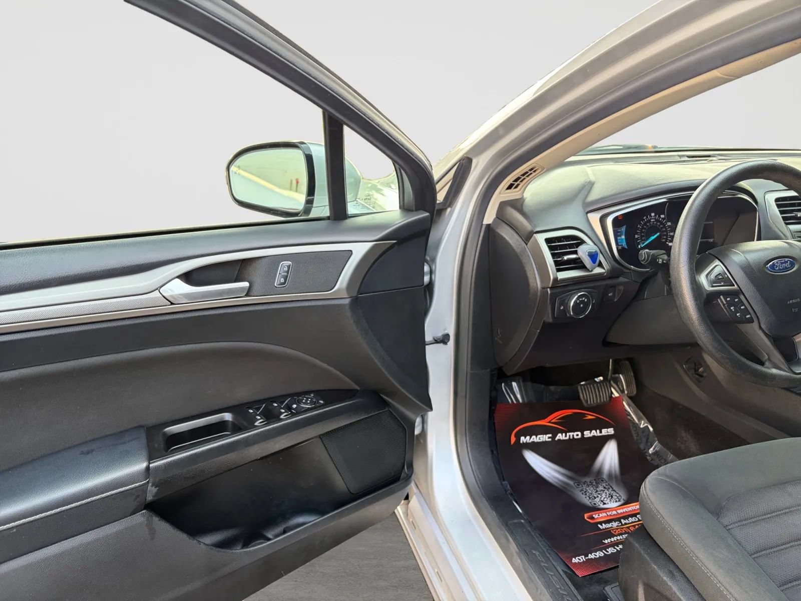 Used 2017 Ford Fusion SE FWD image 11