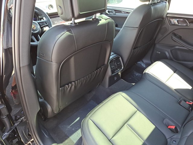 Used 2025 Porsche Macan AWD/4WD image 20
