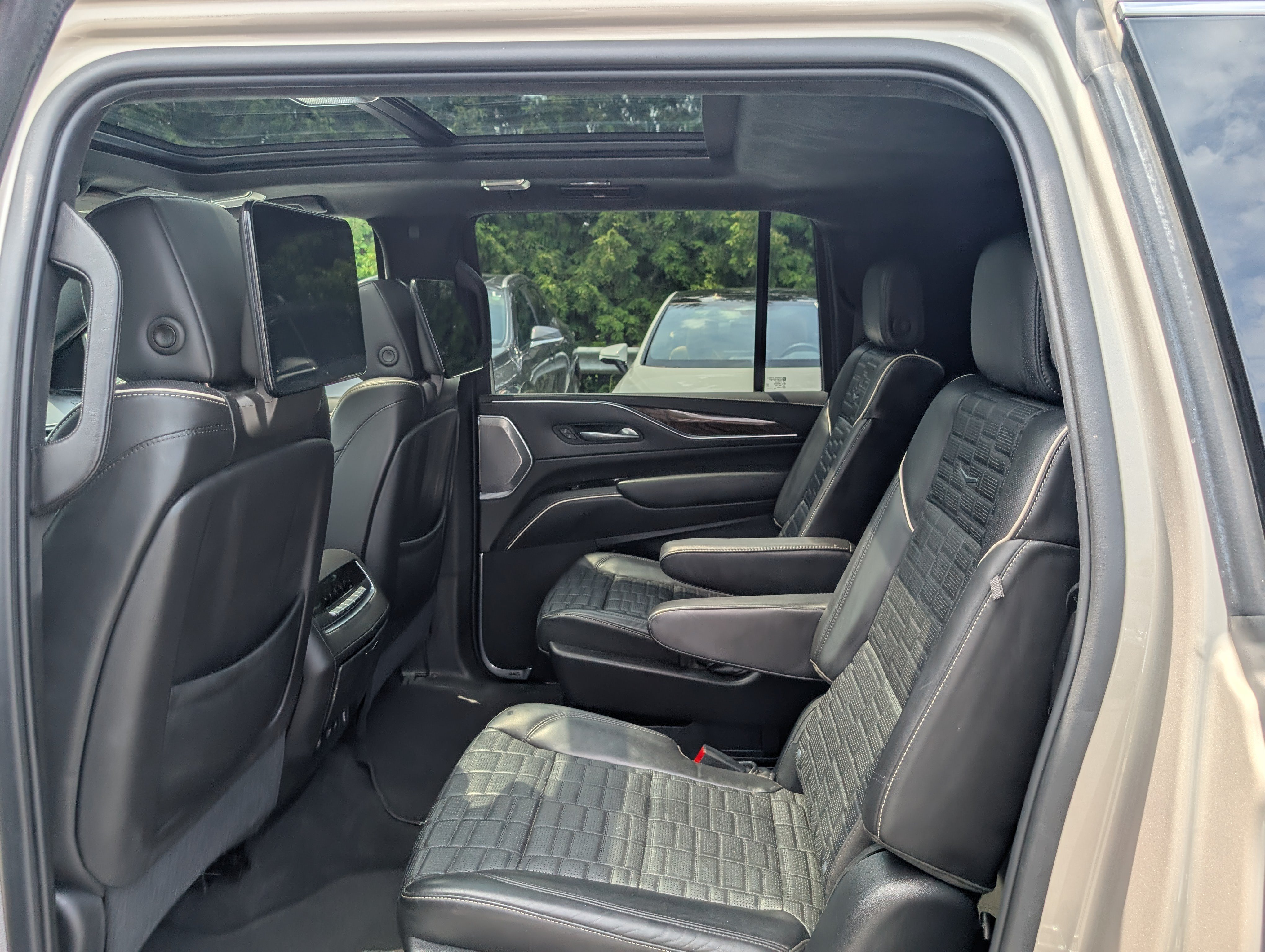 Used 2021 Cadillac Escalade ESV Premium Luxury Platinum AWD/4WD image 16