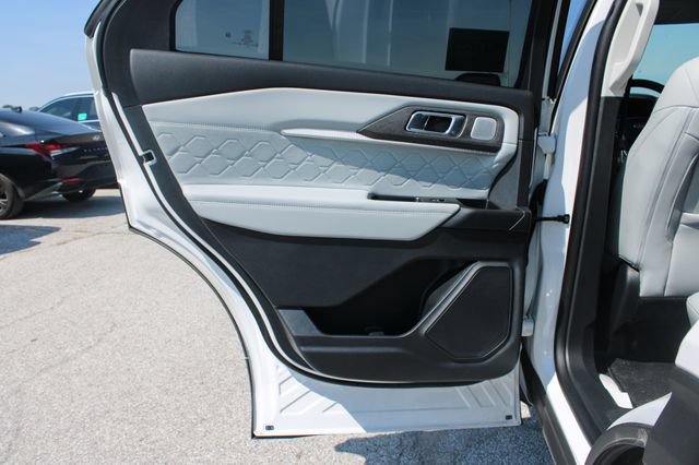 Used 2025 Ford Explorer Platinum w/ Ultimate Package AWD/4WD image 31