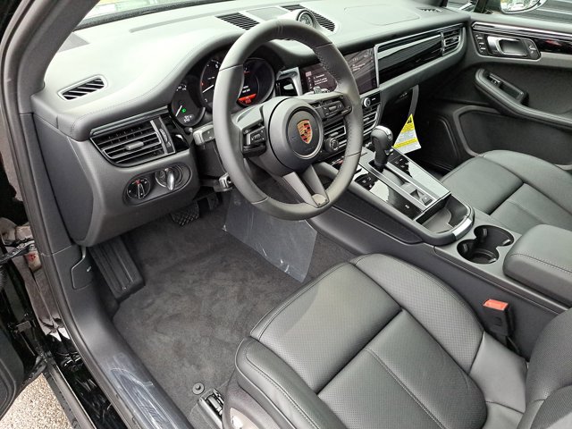 Certified 2026 Porsche Macan AWD/4WD image 4