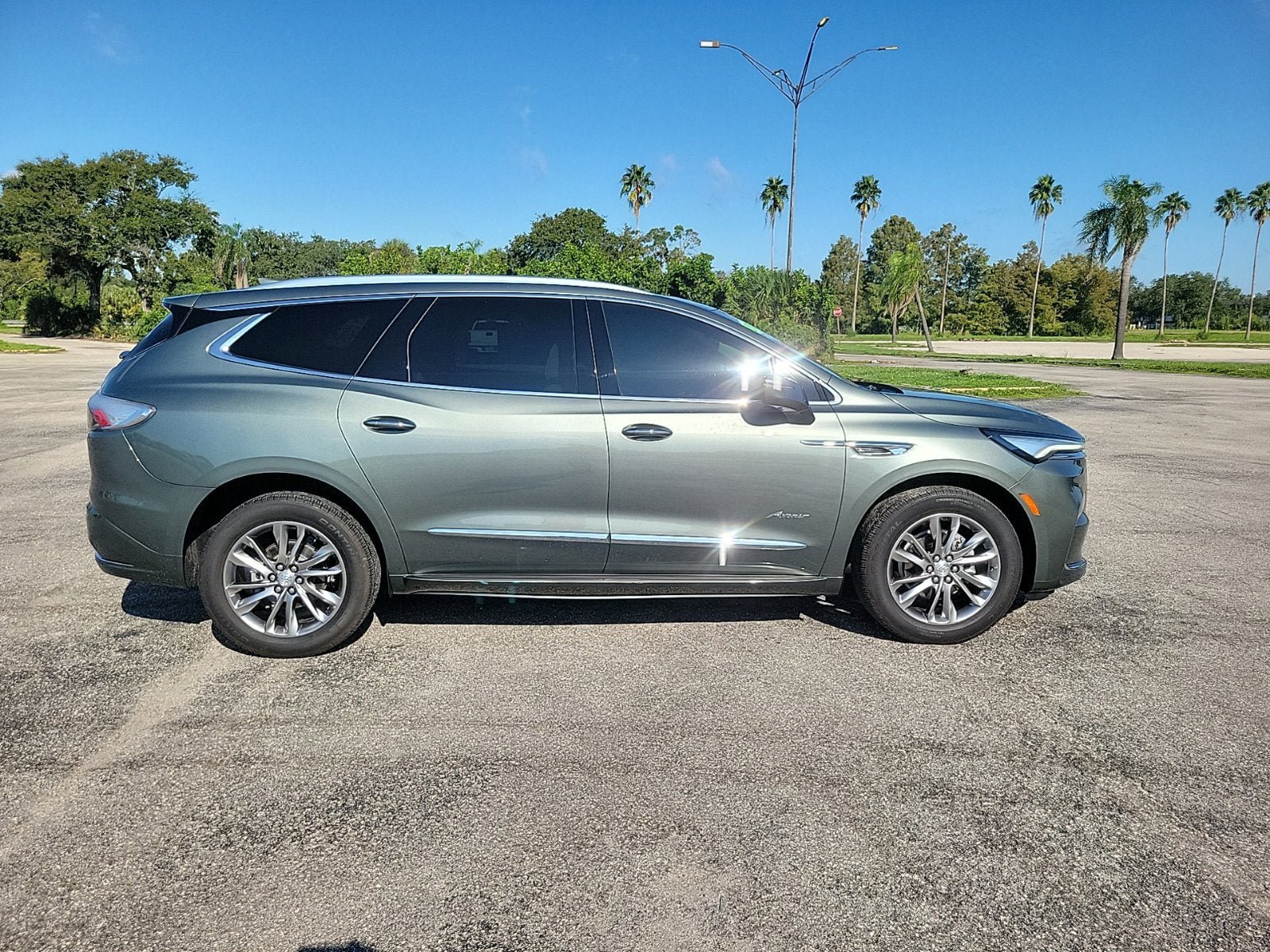 Used 2022 Buick Enclave Avenir w/ Avenir Technology Package FWD image 5