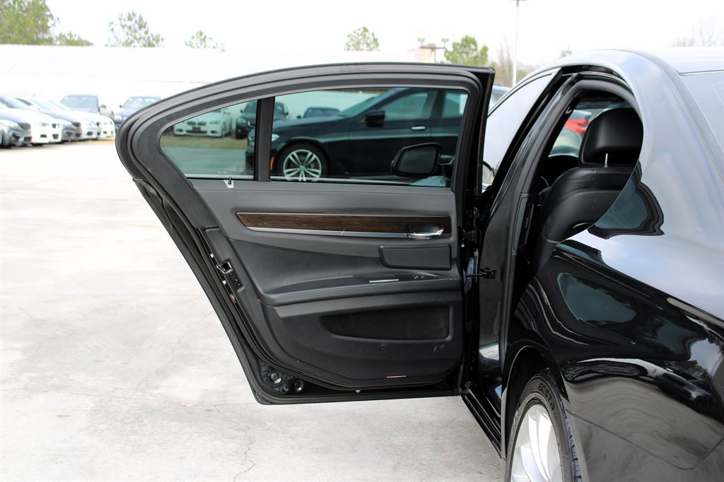 Used 2013 BMW 750i RWD image 30