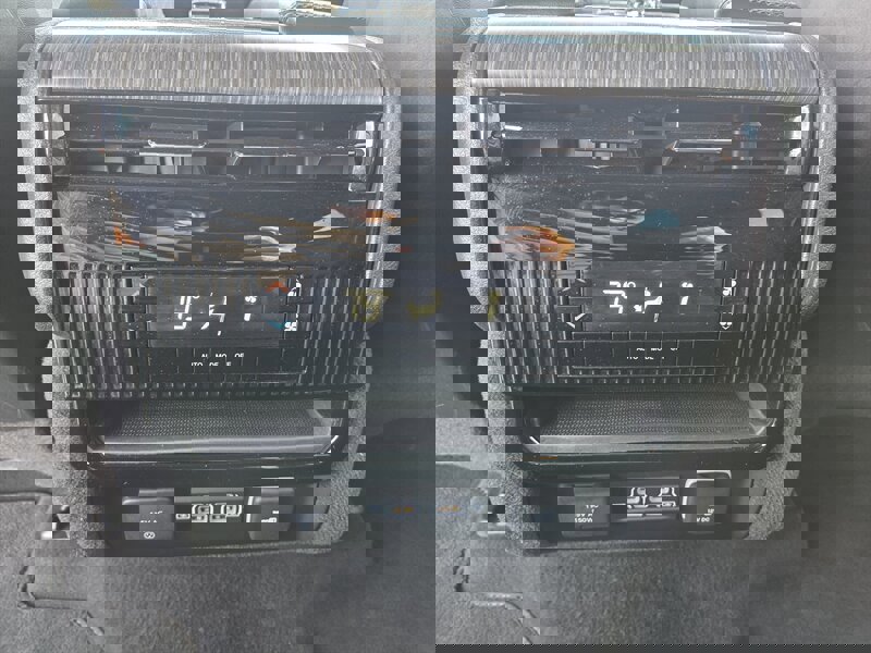 Used 2024 Jeep Wagoneer L Series II image 13