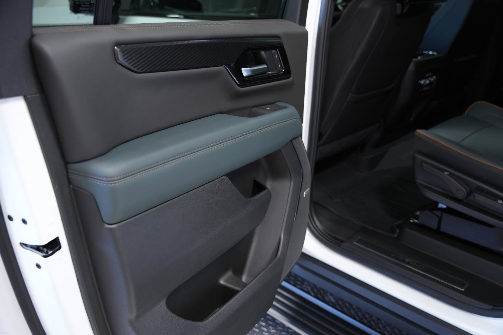 New 2026 GMC Yukon XL AT4 w/ AT4 Premium Plus Package AWD/4WD image 21
