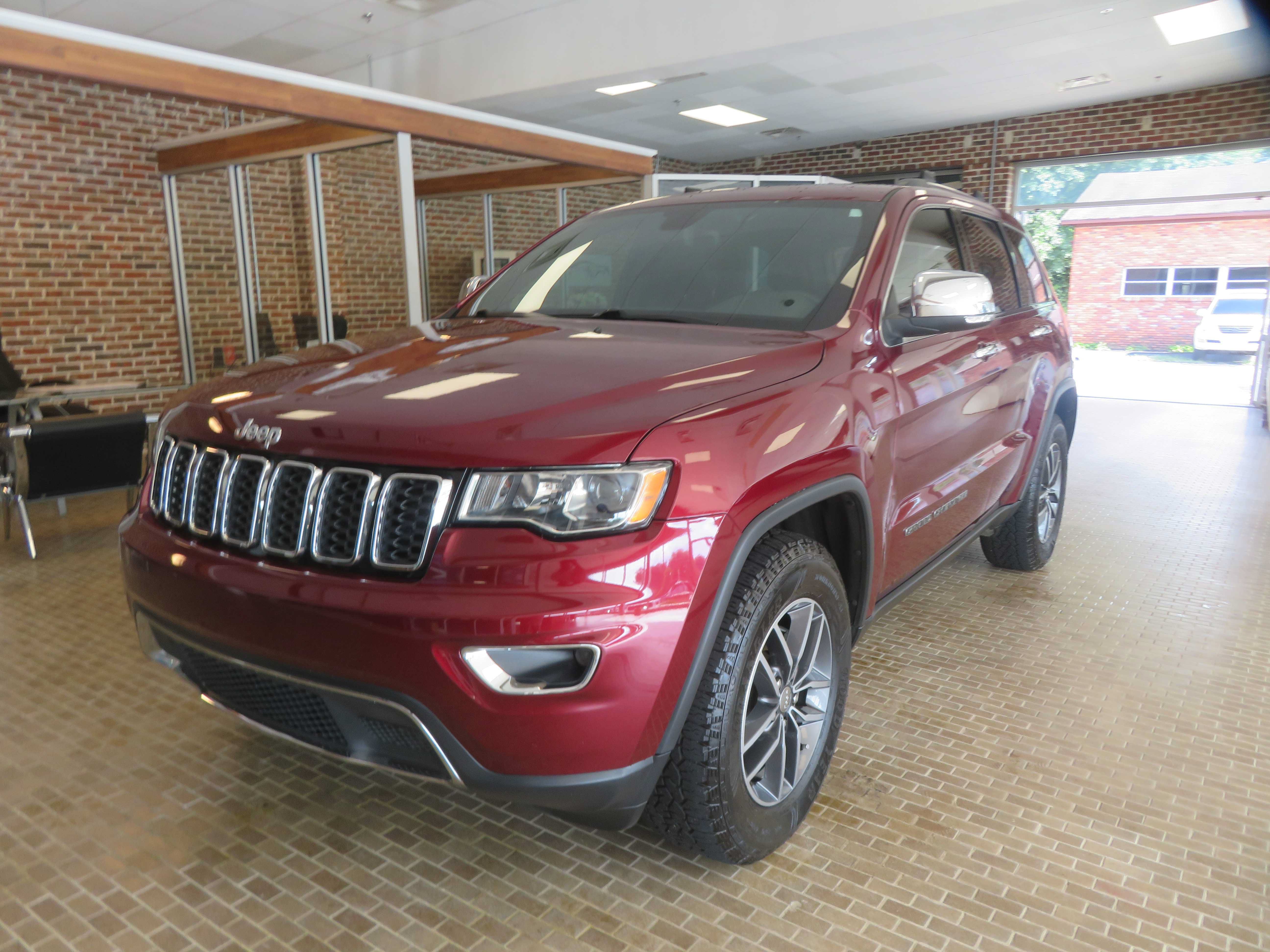 Used 2017 Jeep Grand Cherokee Limited AWD/4WD image 1