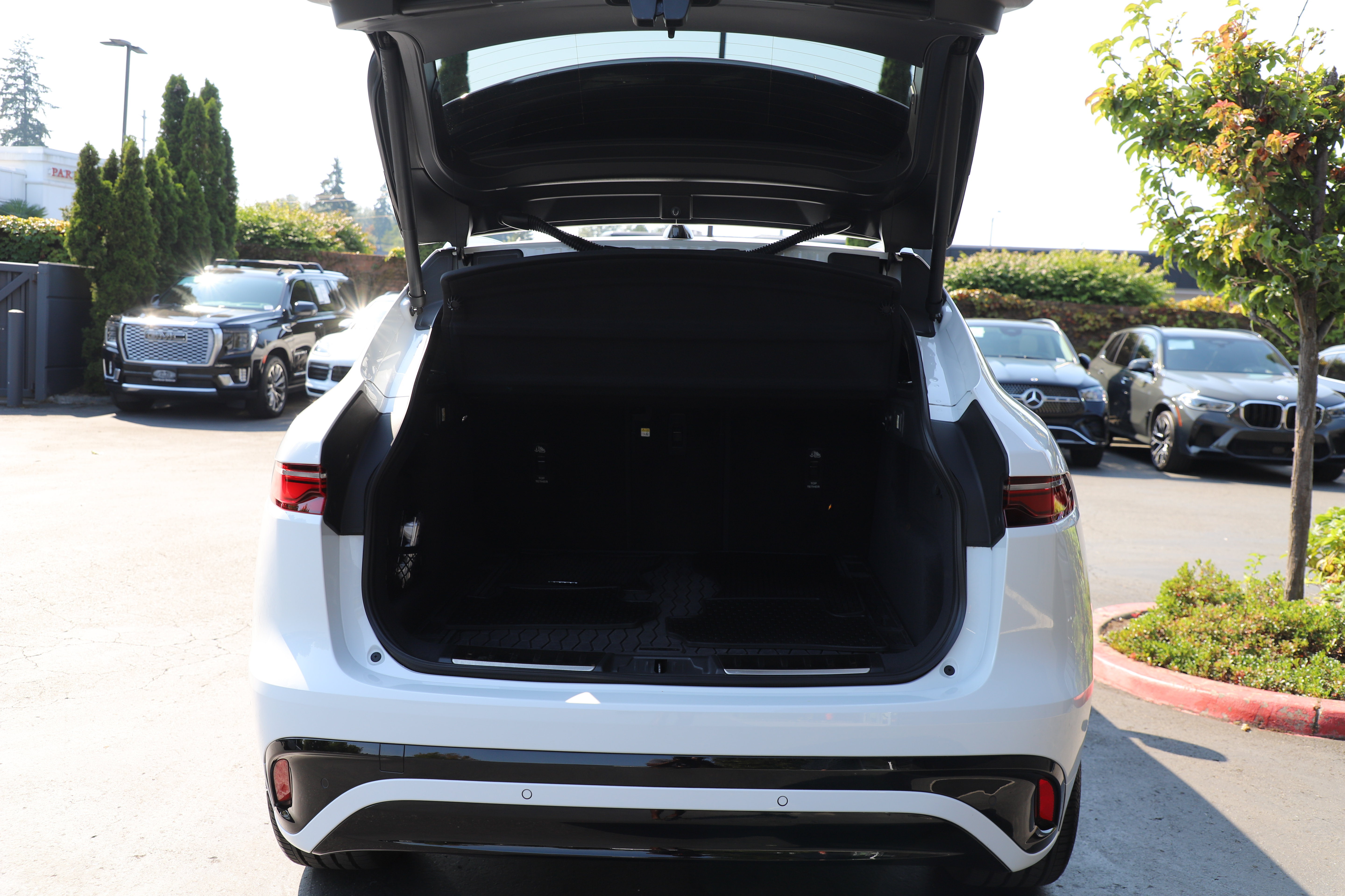 Certified 2025 Jaguar F-PACE R-Dynamic S AWD/4WD image 15