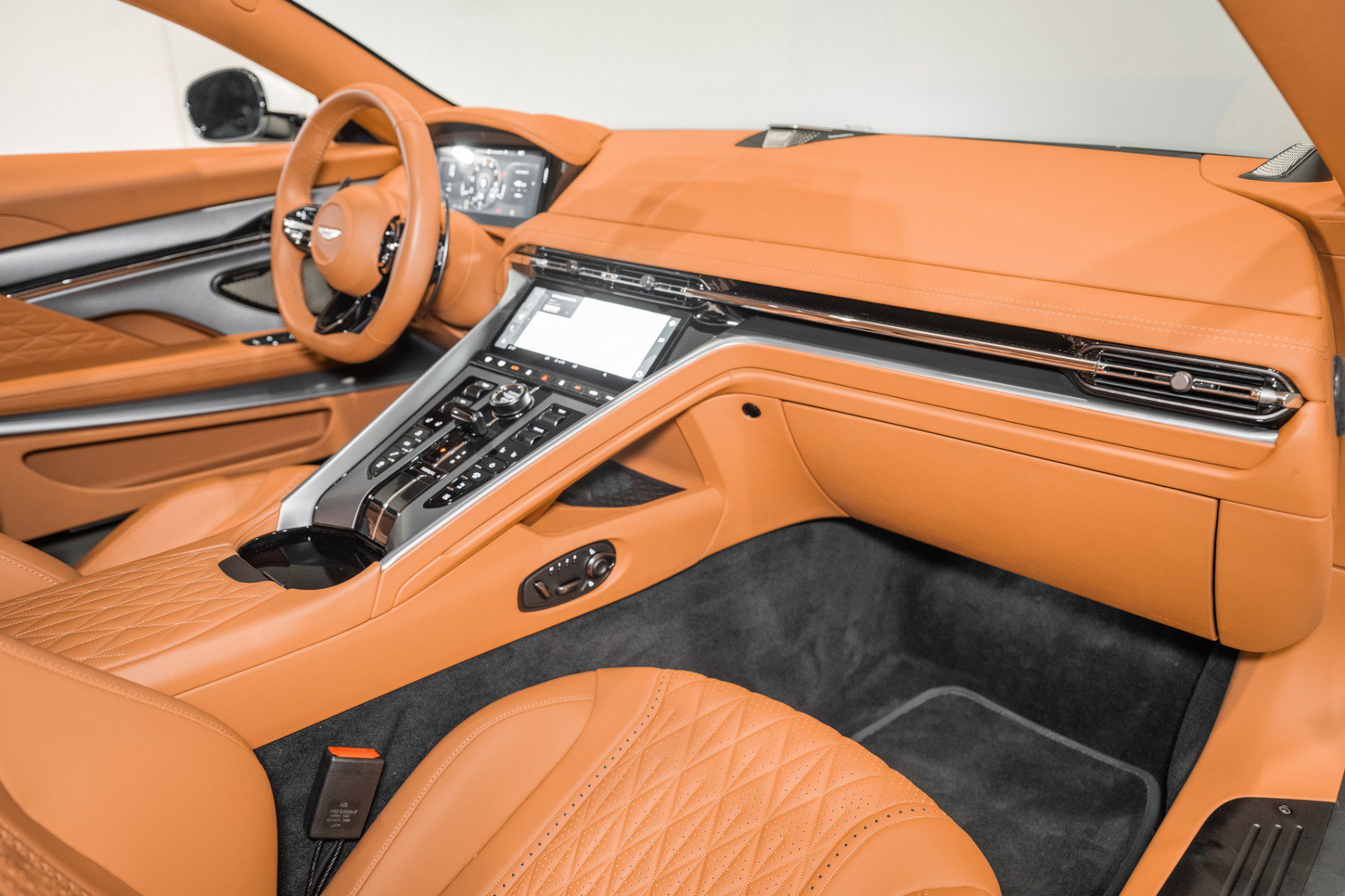 Used 2024 Aston Martin DB12 Coupe RWD image 16