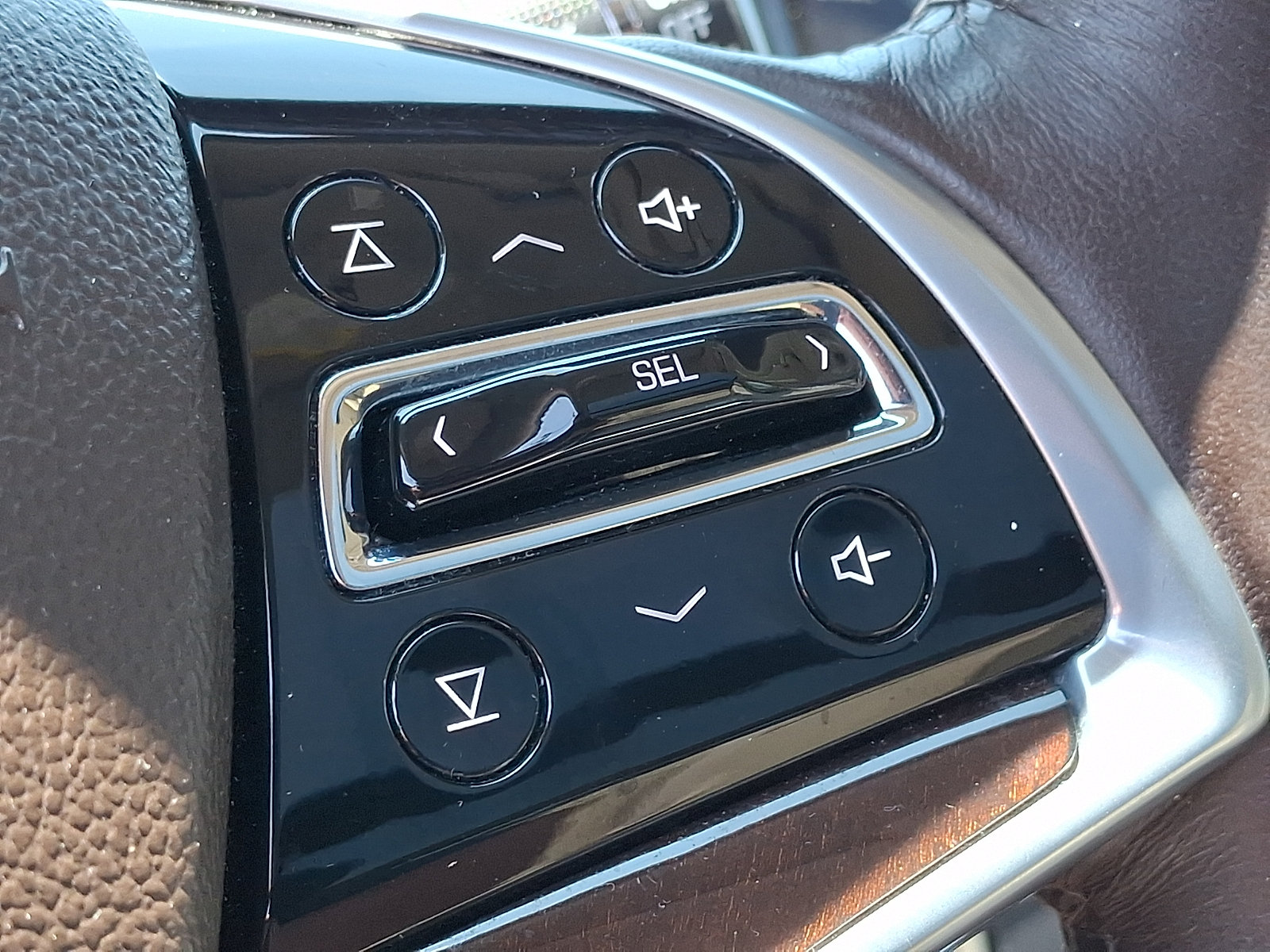 Used 2015 Cadillac SRX Luxury w/ Driver Awareness Package AWD/4WD image 24